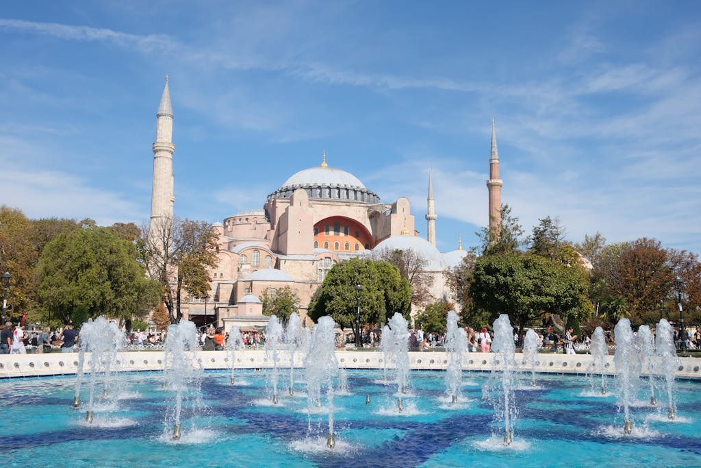 Wprowadzenie opłat za wejście do ikonicznego meczetu w Turcji: Nowe podejście do zarządzania zabytkami religijnymi